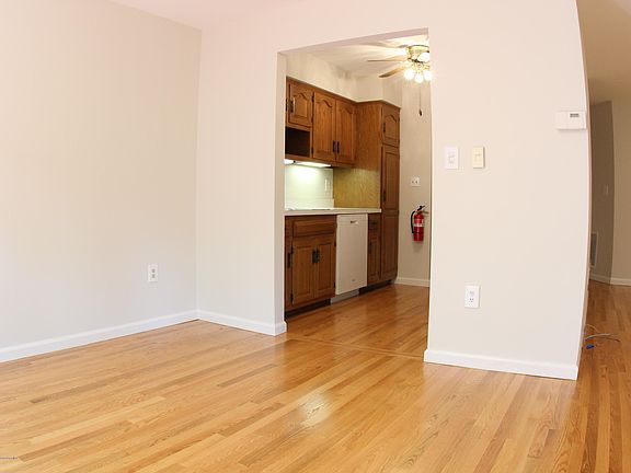 4th image of 22 Essex Dr