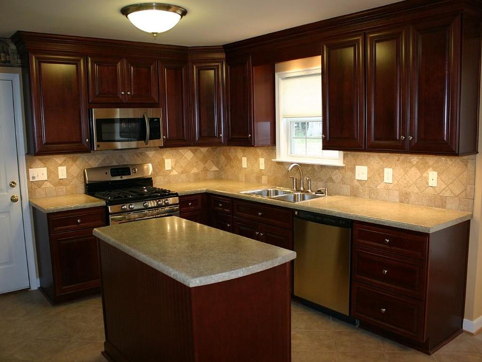 Custom Kitchen with Stainless Steel Appliances, upscale cabinets, lots of rollouts and storage!