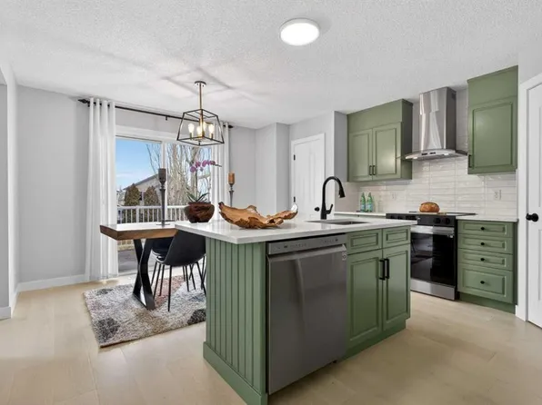 10 S Somerglen Cres SW, Calgary, AB T2Y 3L6