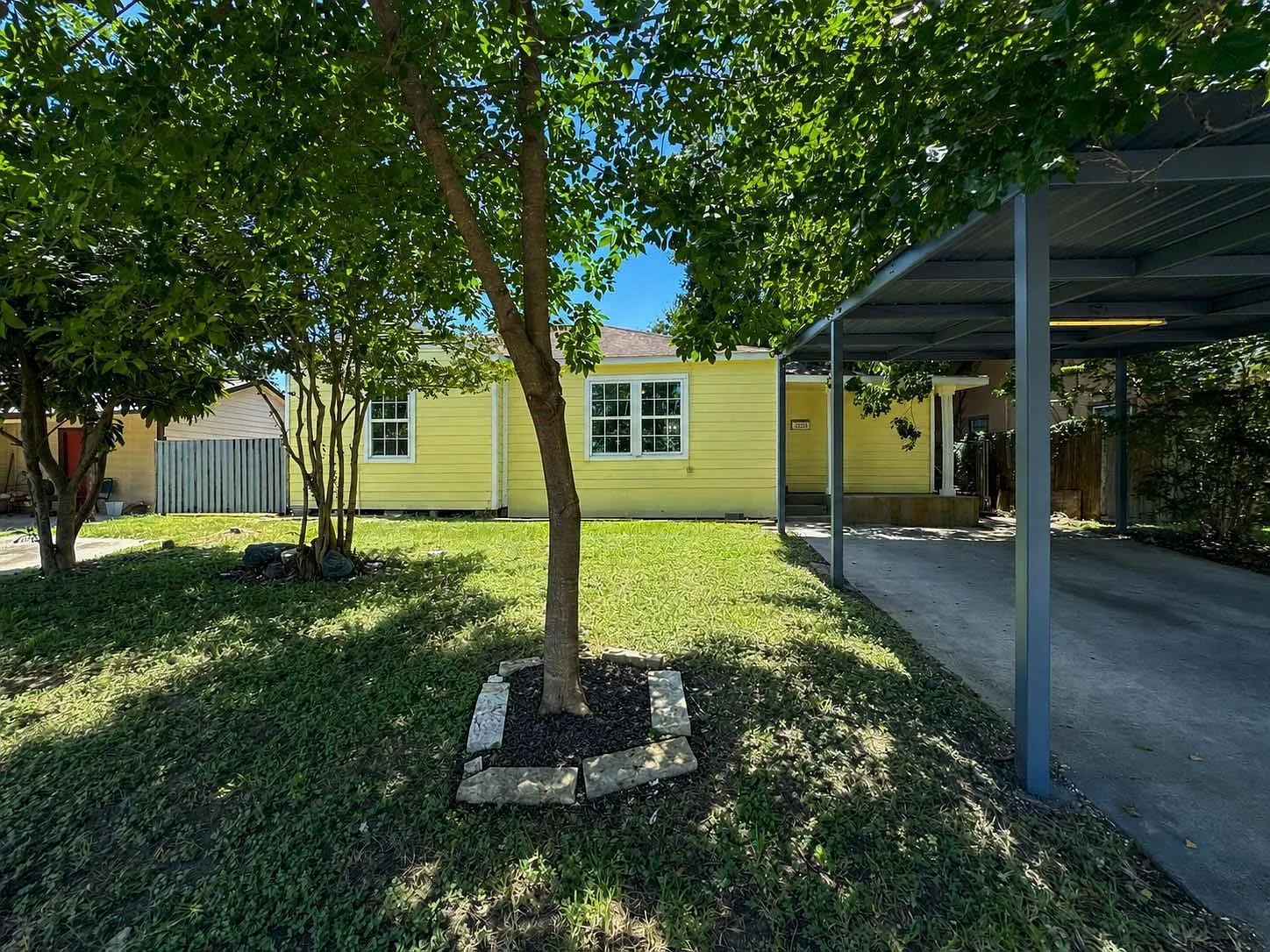 5 bed, 2.0 bath, 1952 sqft, $2,400 — Photo 2