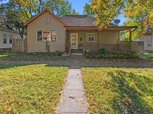 205 E Shawnee St, Paola, KS 66071