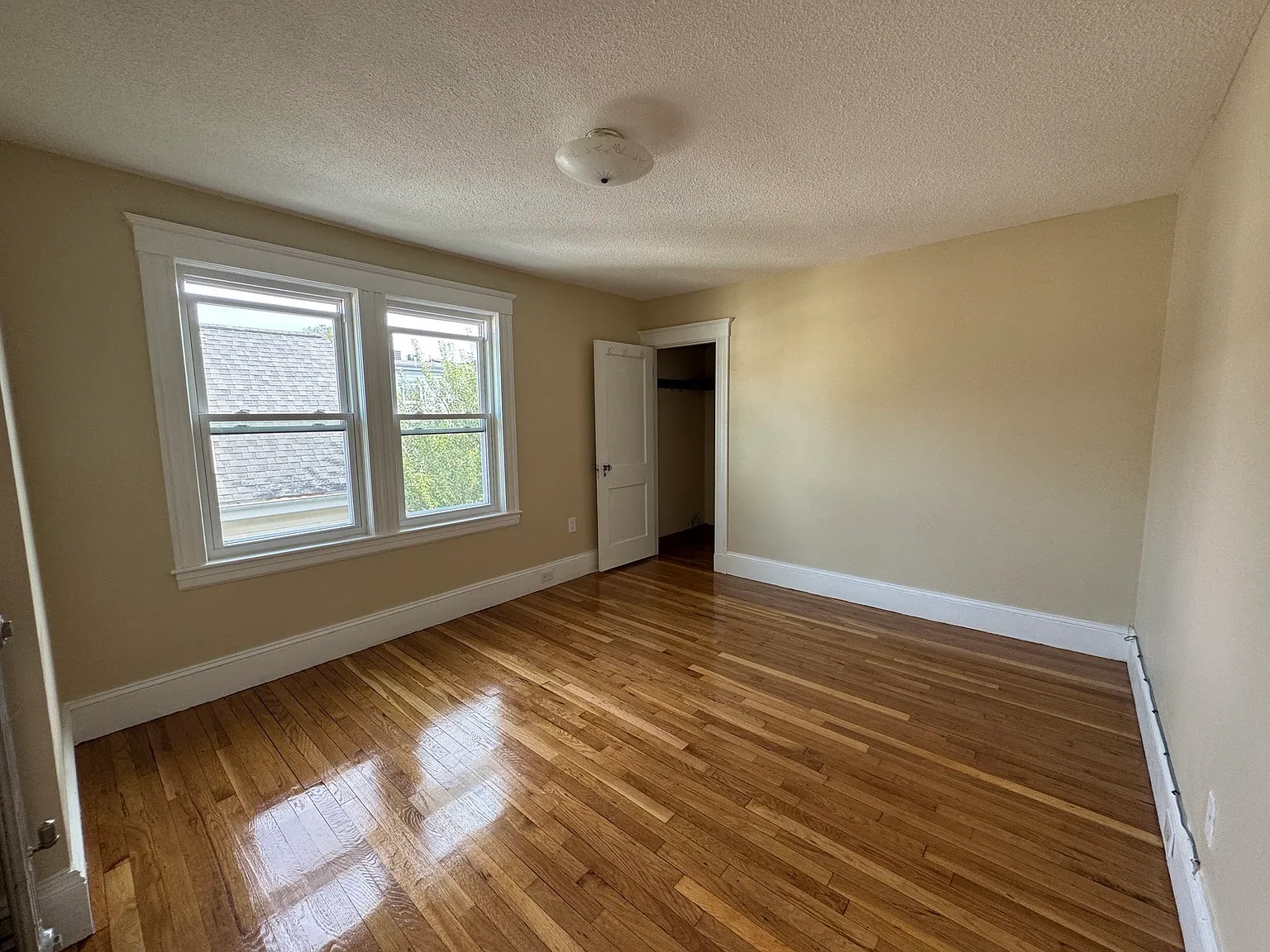 3 bed, 1.0 bath, 1000 sqft, $3,200 — Photo 2