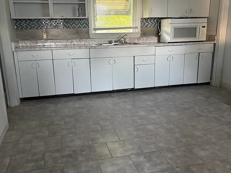 2111 E East Ln — Photo 17