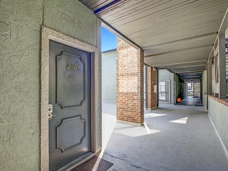 807 W 25th St #210 — Photo 20
