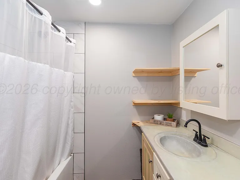 216 W 5th St — Photo 17