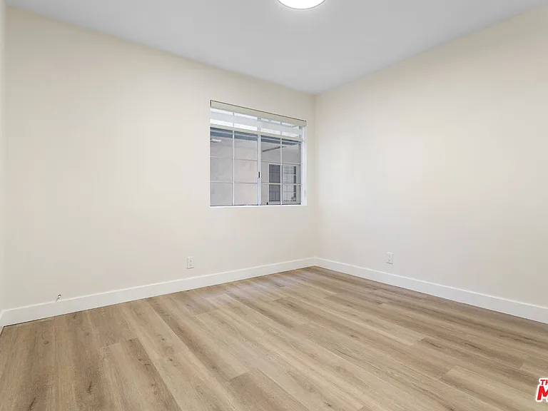 535 W 4th St #110 — Photo 67