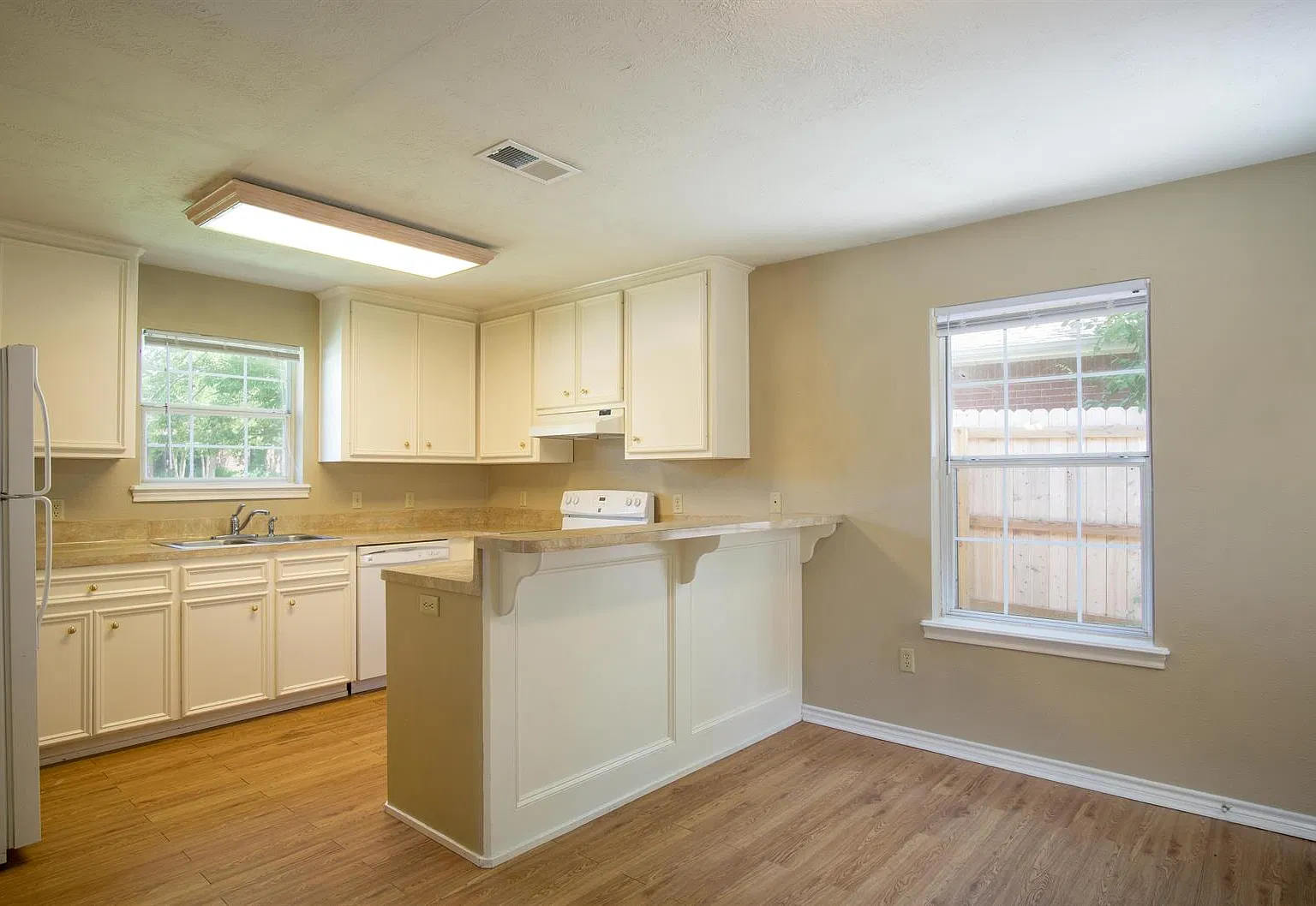 1200 Bayou Woods — Photo 2