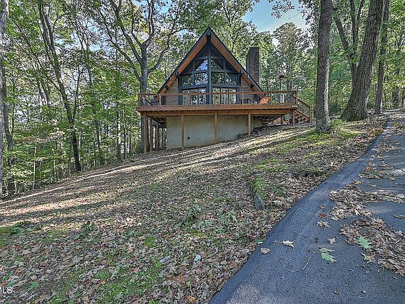 3rd image of 1503 Woodridge Dr
