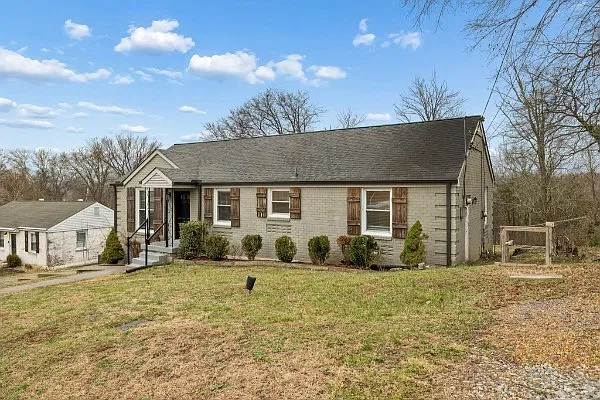 3 bed, 2.0 bath, 1650 sqft, $2,100 — Photo 2