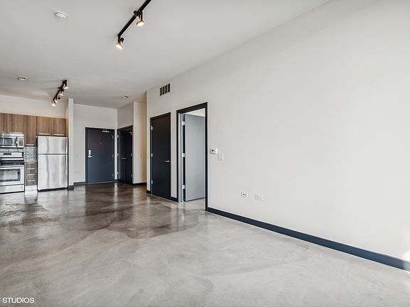 3rd image of 1637 N Milwaukee Ave #302