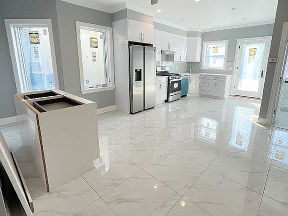 4th image of 2250 38th St #2