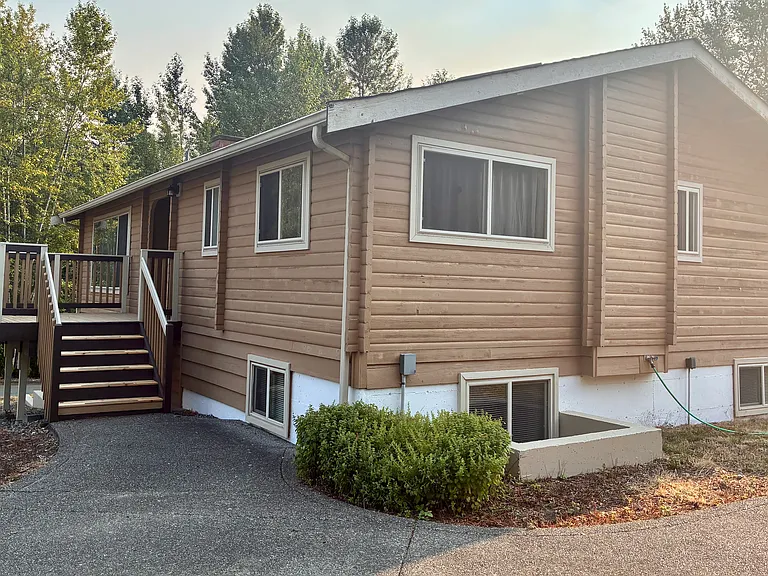 Front of home with entryway.