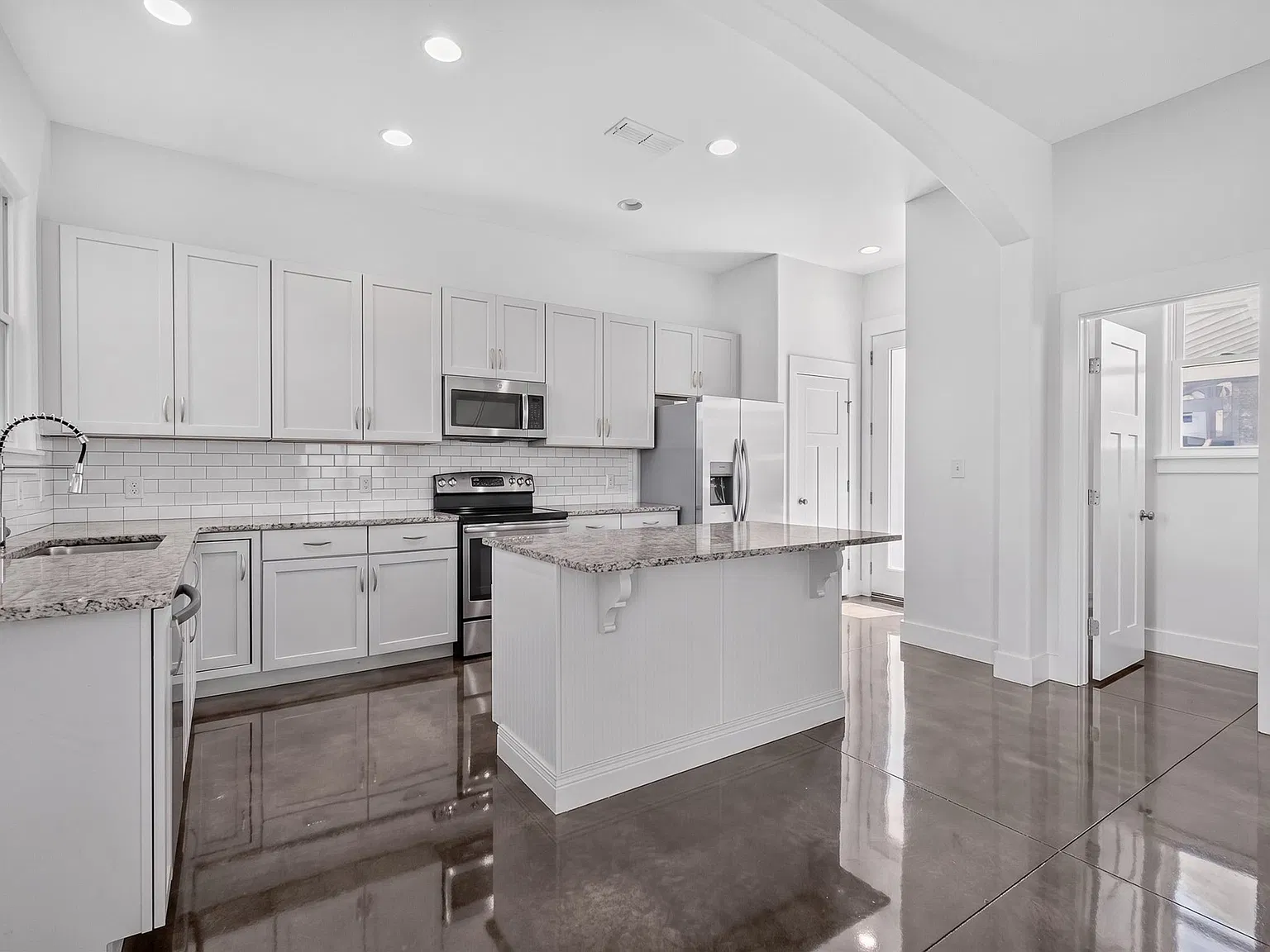 3 bed, 2.5 bath, 1650 sqft, $2,995 — Photo 3