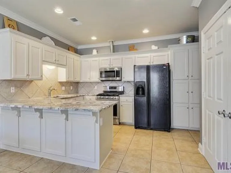 10224 Hillmont Ave — Photo 3