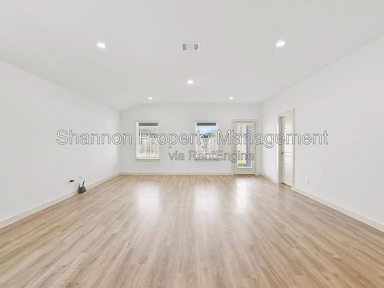 7915 Murciana Dr — Photo 15