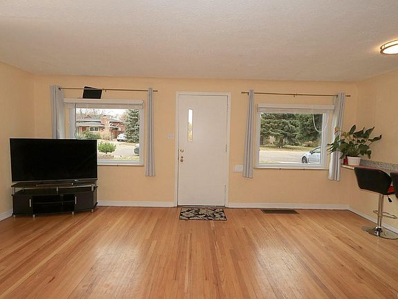 4th image of 1074 N Kearney St