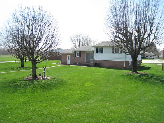 3rd image of 830 Rose Ct