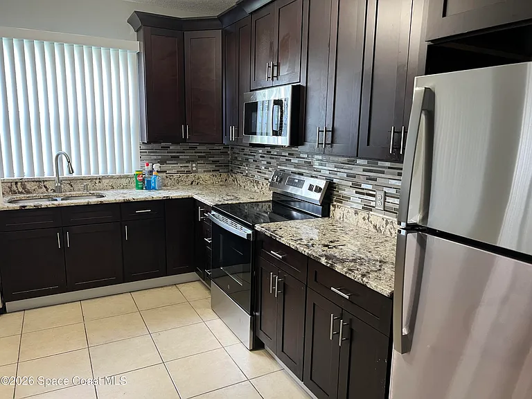 810 Benton Dr — Photo 7