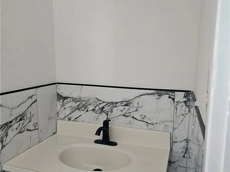 2877 Niagara St — Photo 12