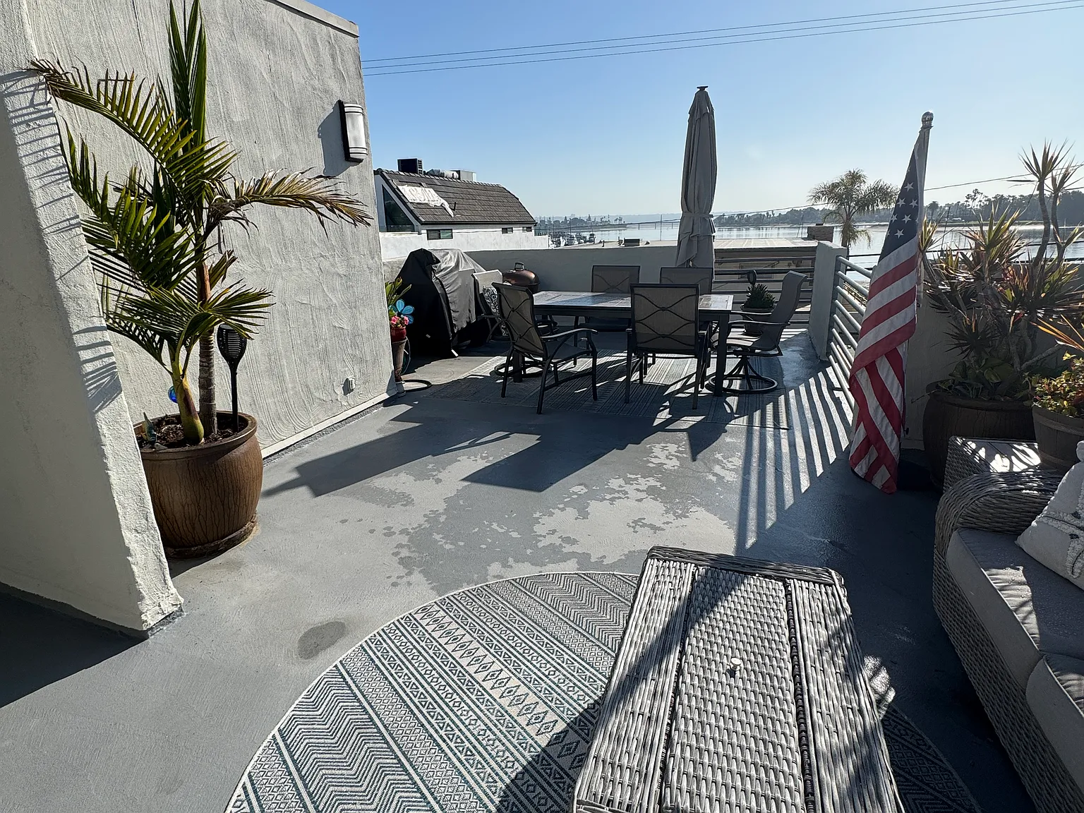 3 bed, 2.5 bath, 2303 sqft, $7,400 — Photo 2