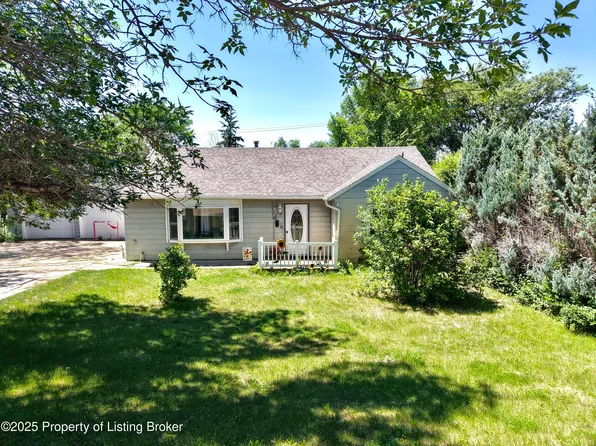 652 1st Ave SW, Dickinson, ND 58601