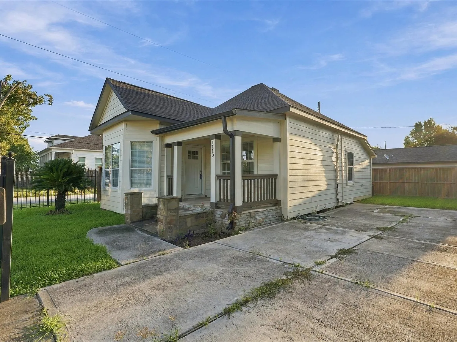 2 bed, 1.0 bath, 1027 sqft, $2,300 — Photo 1