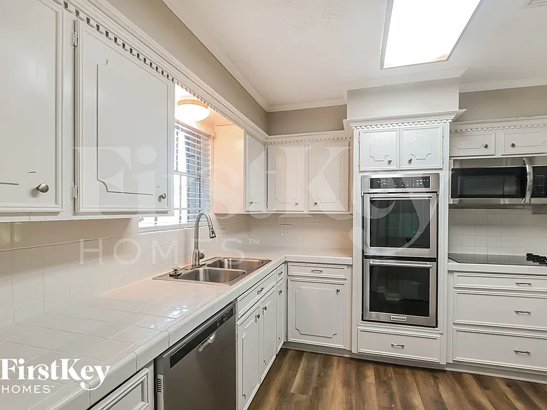 4146 Meadowbank Dr — Photo 8