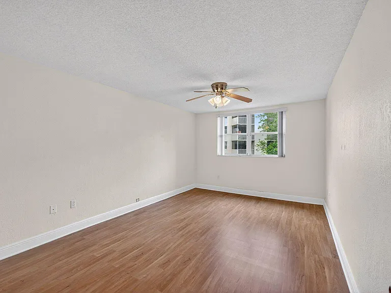 8353 Lake Dr #204 — Photo 9