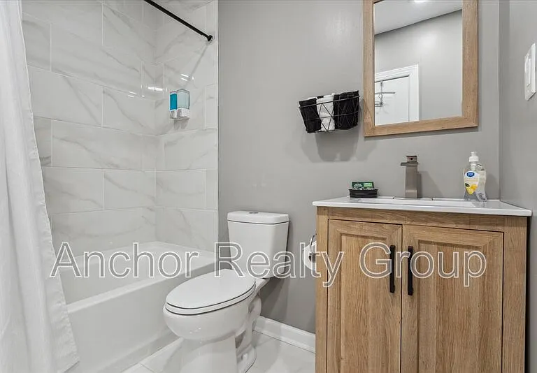 250 N 4th St #2 — Photo 5