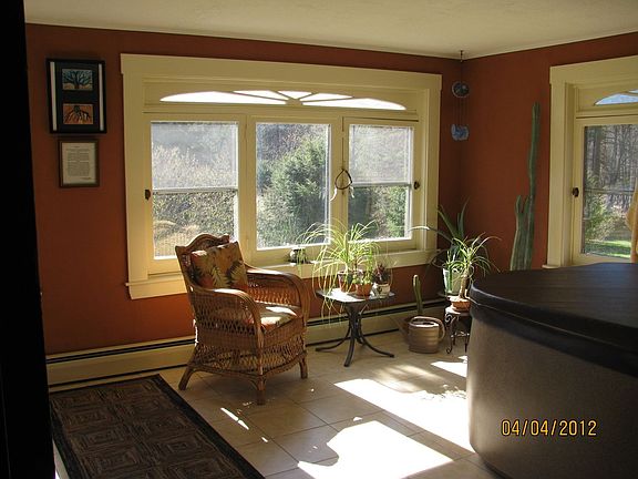 Four season room w/hot tub