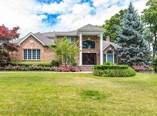19 Hunting Hollow Ct, Dix Hills, NY 11746
