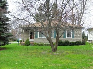 5 Arrowhead Dr, Gates, NY 14624