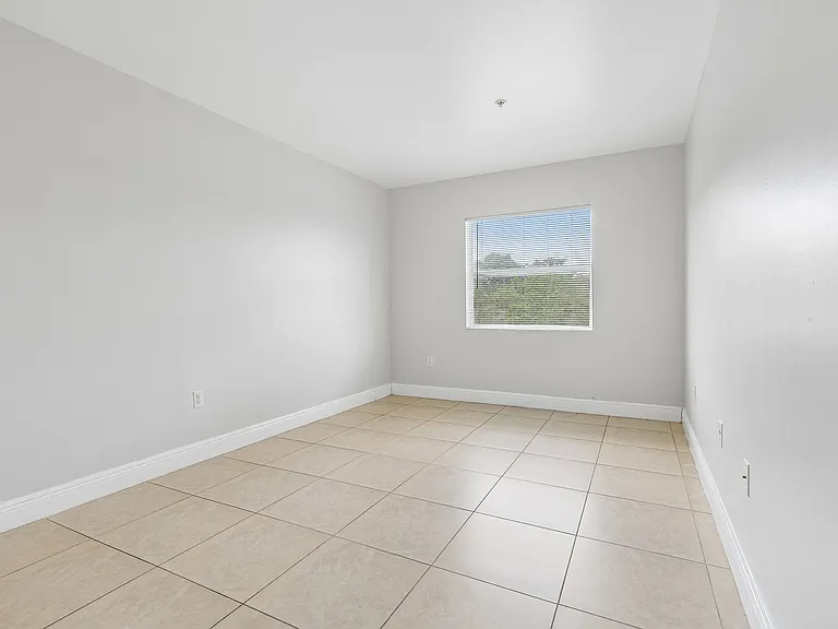The Oaks Condominium — Photo 15
