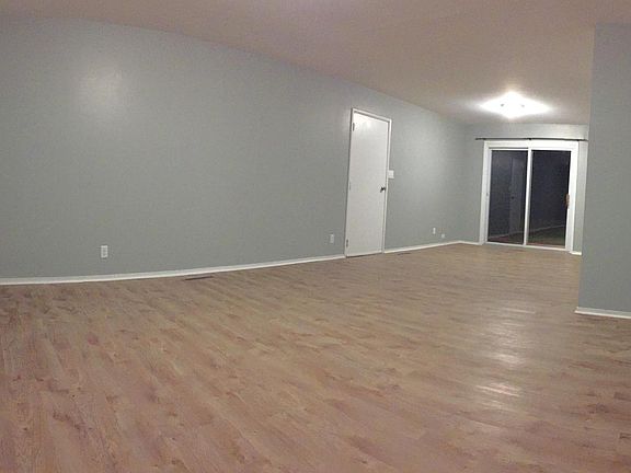 3rd image of 1017 Stratford Cir