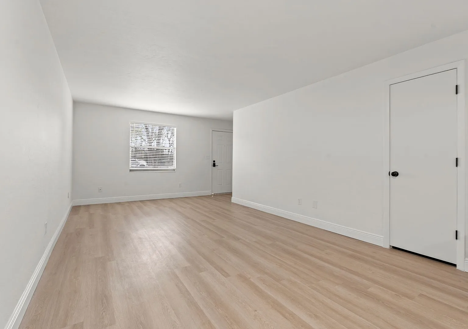 2 Bedroom/1 Bathroom Move-in Ready Townhome w\ 1 Month Free Rent!! — Photo 3