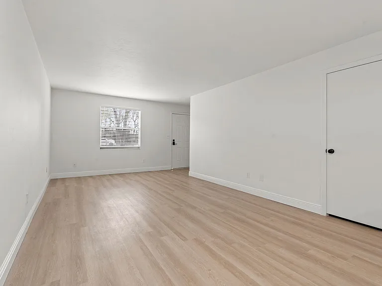 2 Bedroom/1 Bathroom Move-in Ready Townhome w\ 1 Month Free Rent!! — Photo 3