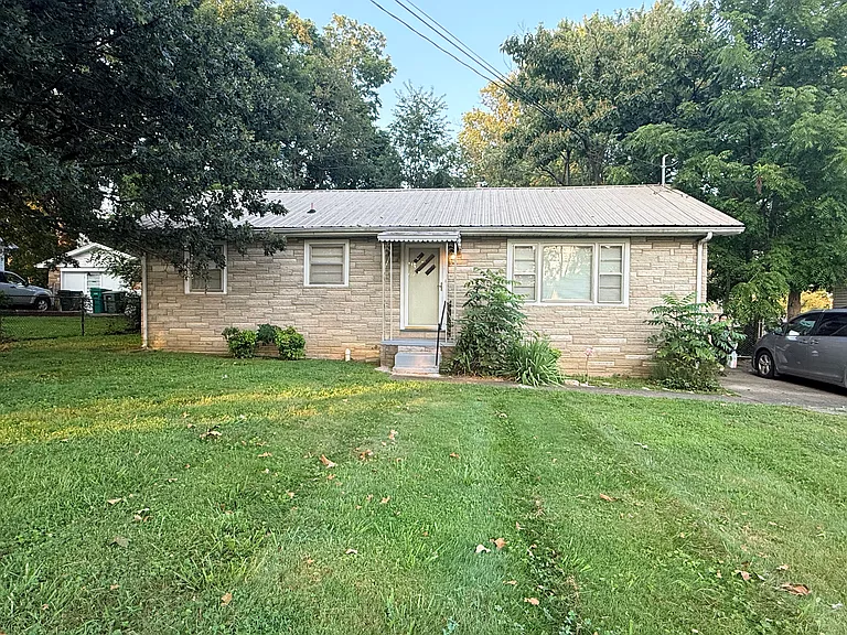 484 S Deepwood Dr — Photo 1