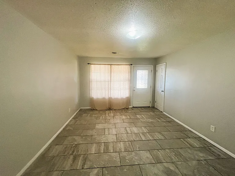 824 NW 8th St — Photo 3