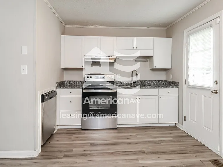 590698_004_kitchen_5.jpg