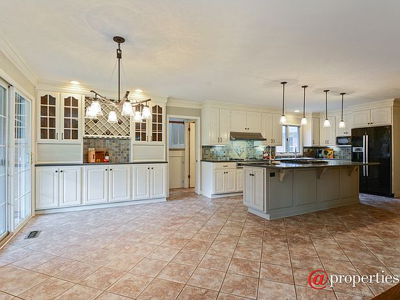 Kitchen & Breakfast Area