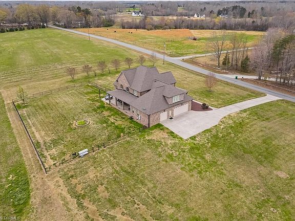 3rd image of 203 Bobcat Rd