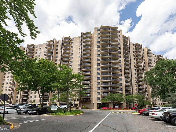 2nd image of 203 Yoakum Pkwy APT 1520