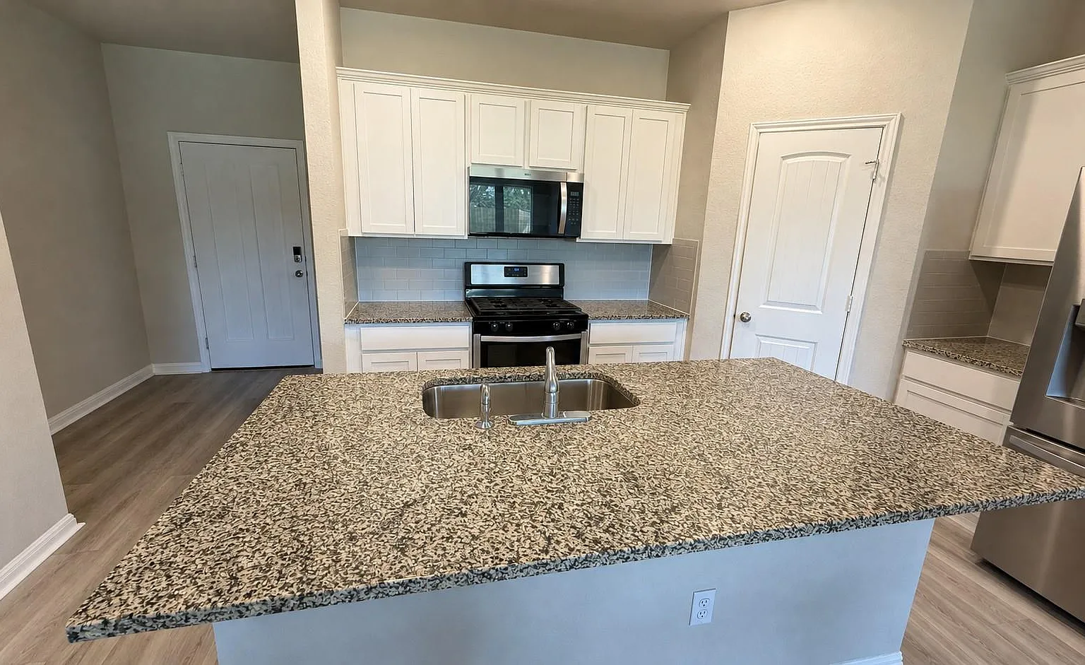4 bed, 2.0 bath, 1619 sqft, $2,200 — Photo 3