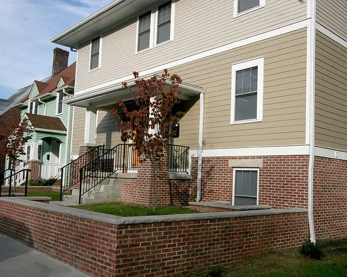 5 bed, 4.0 bath — Photo 1