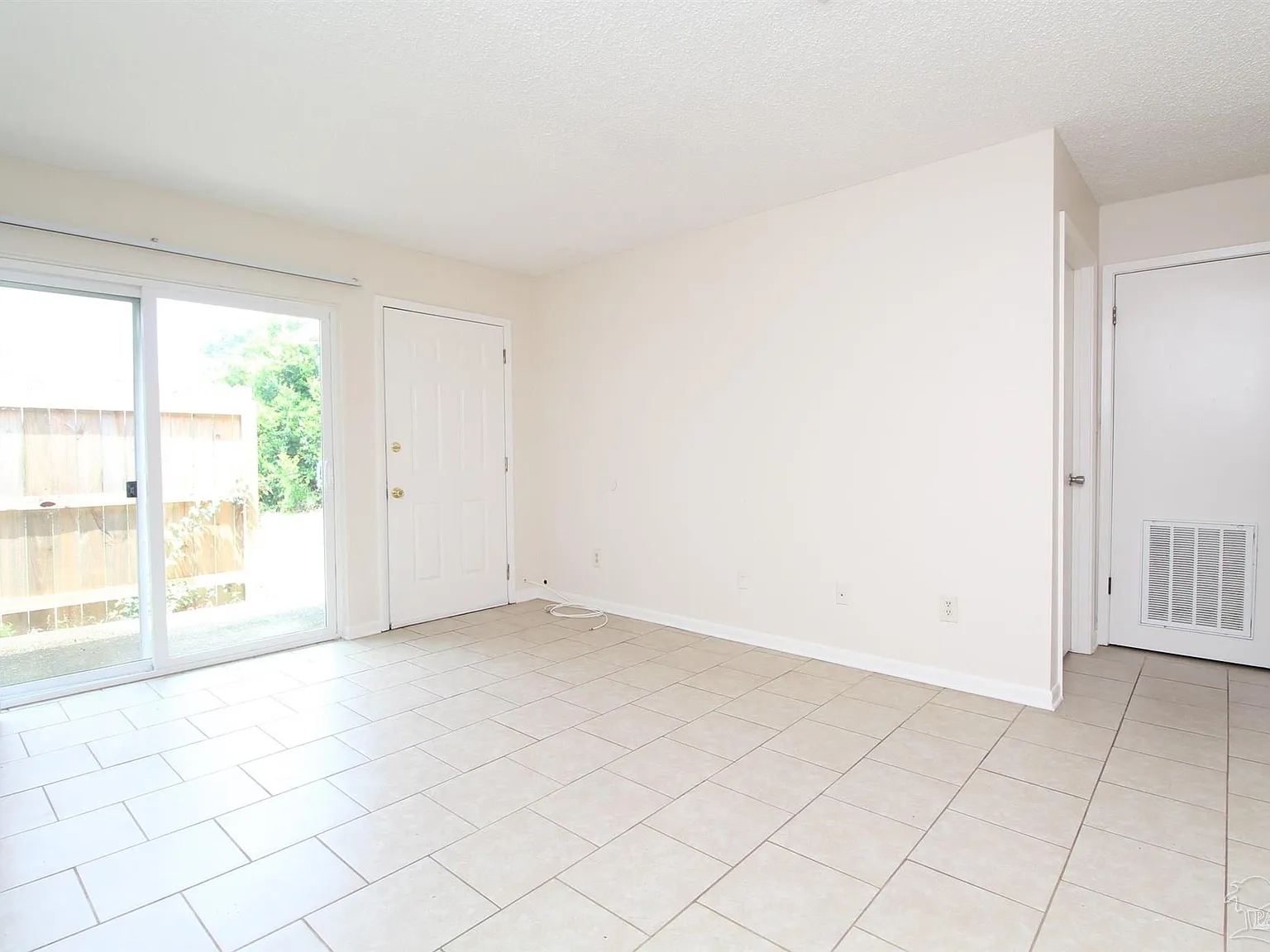2 bed, 1.0 bath, 784 sqft, $1,225 — Photo 3