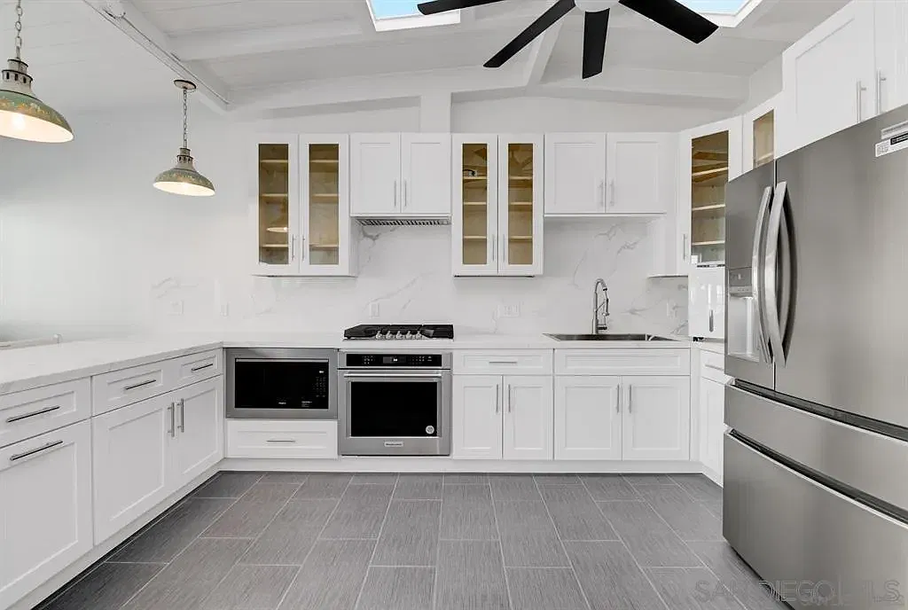 2 bed, 2.0 bath, 806 sqft, $4,200 — Photo 1