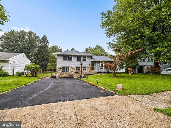 3rd image of 105 Overlook Ave