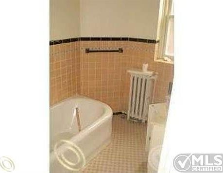 Inside-Bathroom & Tub.jpg