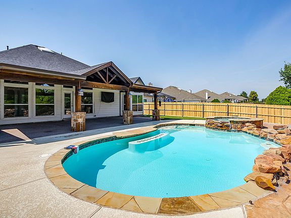 Huge pool with the sitting area