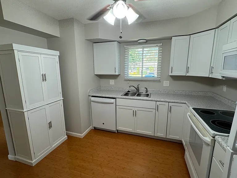 384 Hillcrest Ct #384 — Photo 4